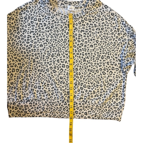 2/$20 Nue Garage Woman’s XS Leopard Print Top - Picture 4 of 9